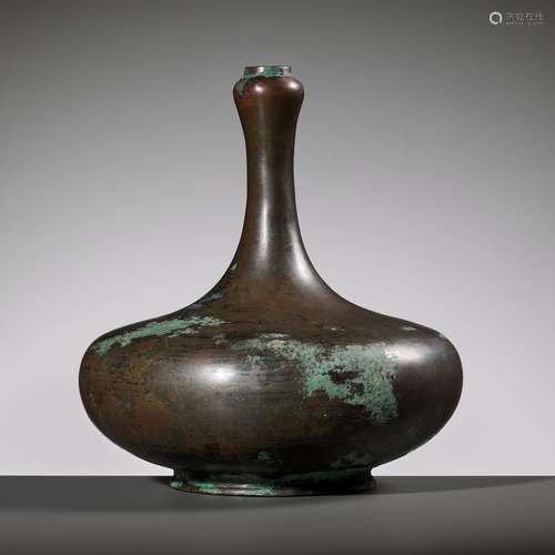 A BRONZE GARLIC-HEAD BOTTLE, SUANTOUHU, HAN DYNASTY