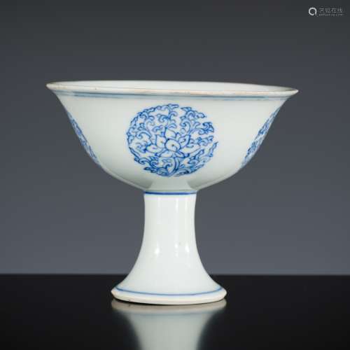 A SMALL BLUE AND WHITE STEM CUP, KANGXI PERIOD