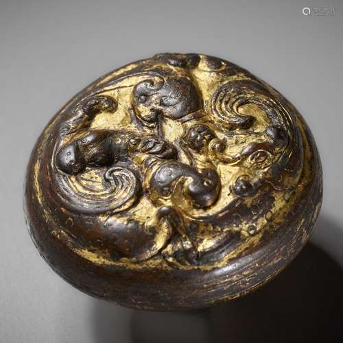 A GILT-BRONZE ‘FIGHTING DRAGONS’ SWORD FITTING, WARRING STAT...