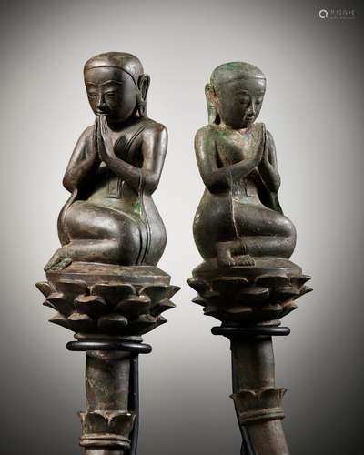 A PAIR OF BRONZE FIGURES OF SARIPUTRA AND MAUDGALYAYANA, SHA...