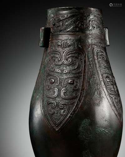 AN ARCHAISTIC BRONZE ARROW VASE, LATE SONG TO EARLY MING DYN...