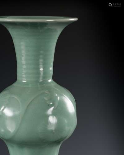 A SMALL LONGQUAN CELADON PHOENIX TAIL VASE, YENYEN, SOUTHERN...