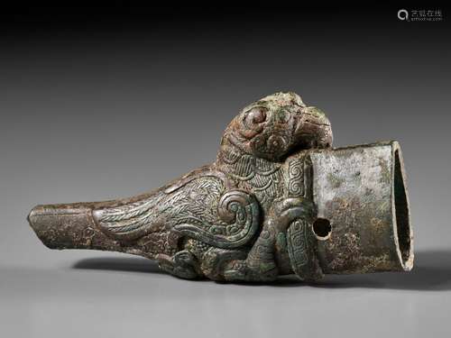 A FINELY INCISED BRONZE ‘BIRD’ FERRULE, EASTERN ZHOU DYNASTY