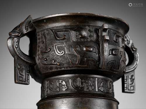 AN INSCRIBED ARCHAISTIC BRONZE CENSER, GUI, CINA, 18TH CENTU...