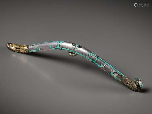 A GOLD-, SILVER- AND TURQUOISE-INLAID BRONZE ‘DRAGON’ GARMEN...