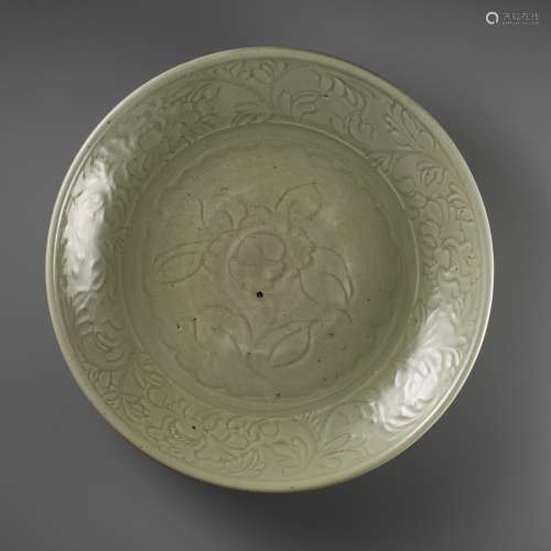 A LARGE AND FINELY CARVED ‘PEONY’ LONGQUAN CELADON CHARGER, ...