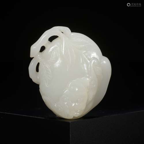 A FINE WHITE JADE ‘PEACH AND BAT’ PENDANT, QIANLONG PERIOD