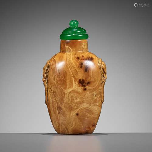 A ROOT AMBER SNUFF BOTTLE, MID-QING DYNASTY