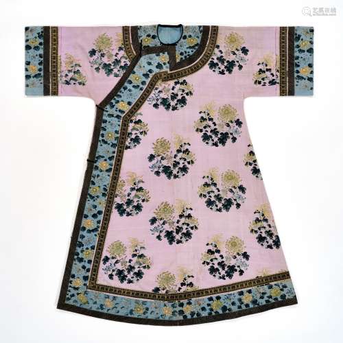 A WOMAN’S PINK-GROUND KESI ‘CHRYSANTHEMUM’ INFORMAL ROBE, QI...