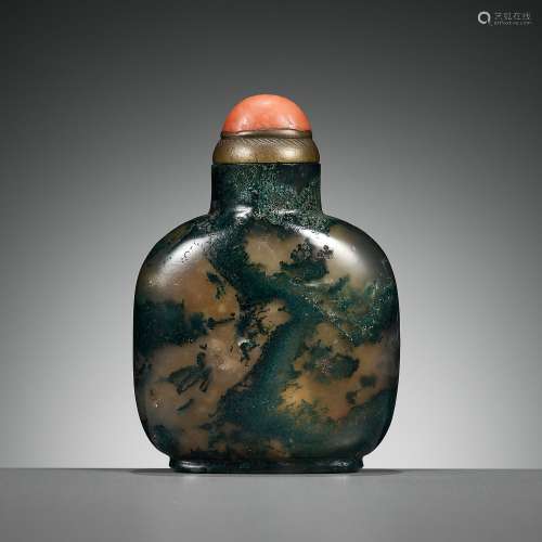 A DENDRITIC ‘MOSS’ AGATE SNUFF BOTTLE, MID-QING DYNASTY