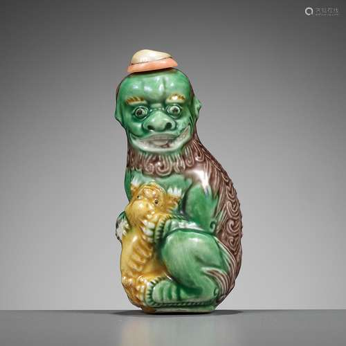 A MOLDED AND SANCAI-GLAZED PORCELAIN ‘LION AND CUB’ SNUFF BO...