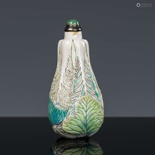 A MOLDED AND CARVED PORCELAIN ‘CABBAGE’ SNUFF BOTTLE, CHINA,...