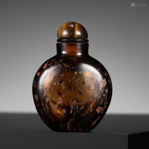 AN AVENTURINE-SPLASHED AMBER GLASS SNUFF BOTTLE, ATTRIBUTED ...