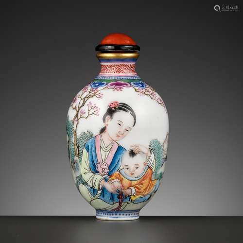 A FAMILLE ROSE ‘LADY AND CHILD’ SNUFF BOTTLE, JINGDEZHEN KIL...