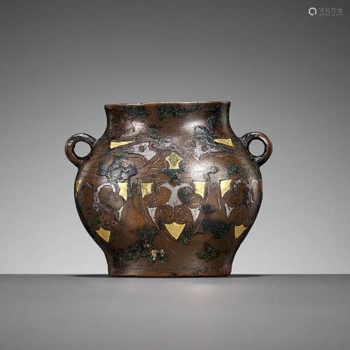 AN ARCHAISTIC MINATURE GOLD AND SILVER-INLAID BRONZE VESSEL,...