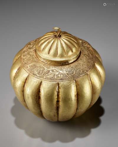 A RARE GOLD REPOUSSÉ MELON-FORM JAR AND COVER, TANG DYNASTY