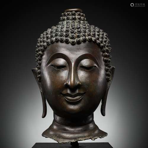 A MONUMENTAL BRONZE HEAD OF BUDDHA, LAN NA, NORTHERN THAILAN...