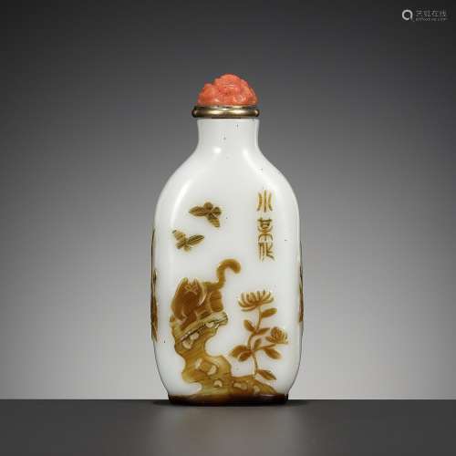AN INSCRIBED OVERLAY GLASS ‘CAT AND BUTTERFLY’ SNUFF BOTTLE,...