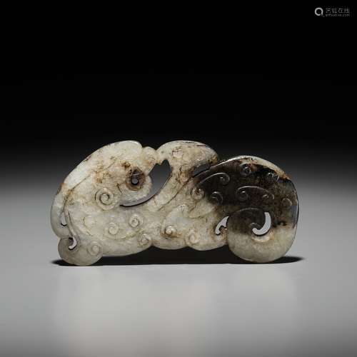 A GRAY AND BLACK JADE ‘DRAGON’ PENDANT, MING DYNASTY