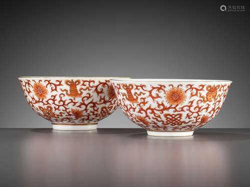 A PAIR OF GILT AND IRON-RED DECORATED ‘BAJIXIANG’ BOWLS, JIA...