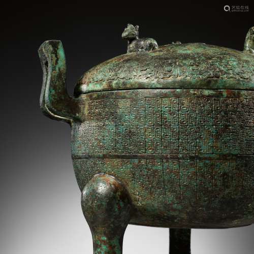 A LARGE INSCRIBED BRONZE RITUAL FOOD VESSEL AND COVER, DING,...