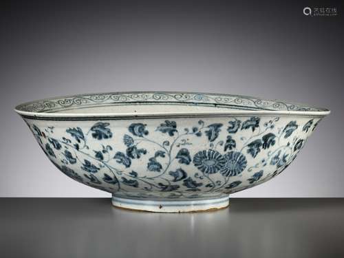 A LARGE ANNAMESE BLUE AND WHITE BOWL, VIETNAM, 14TH-15TH CEN...