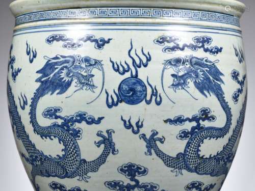 A LARGE BLUE AND WHITE ‘DRAGON’ JARDINIÈRE, QING DYNASTY