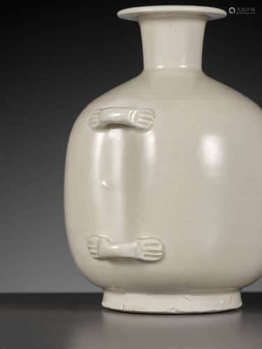 A XINGYAO WHITE-GLAZED BOTTLE VASE, FIVE DYNASTIES TO NORTHE...