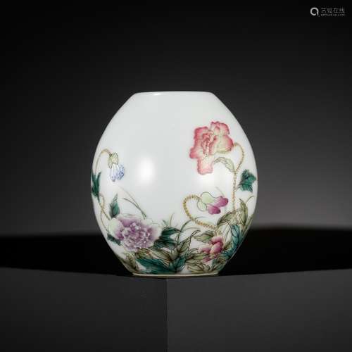 A FINELY ENAMELLED FALANGCAI ‘POPPY’ VASE OF MINIATURE SIZE,...