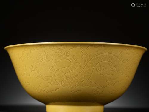 AN IMPERIAL YELLOW-GLAZED AND INCISED ‘DRAGON’ BOWL, QIANLON...