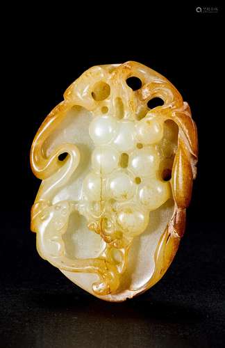 「清」 白玉松鼠葡萄珮