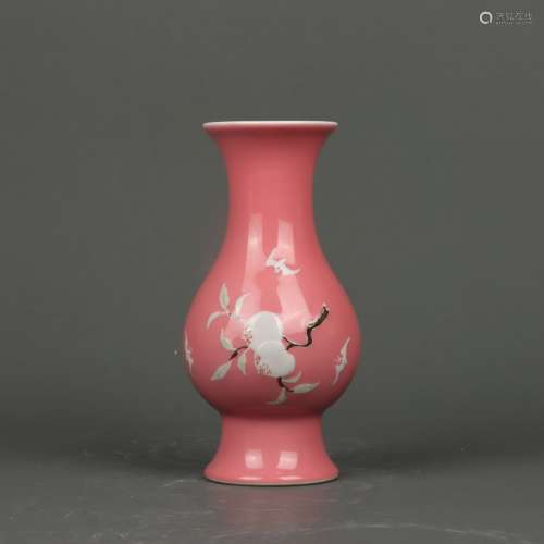 建国瓷厂单色釉粉地雕刻寿桃瓶