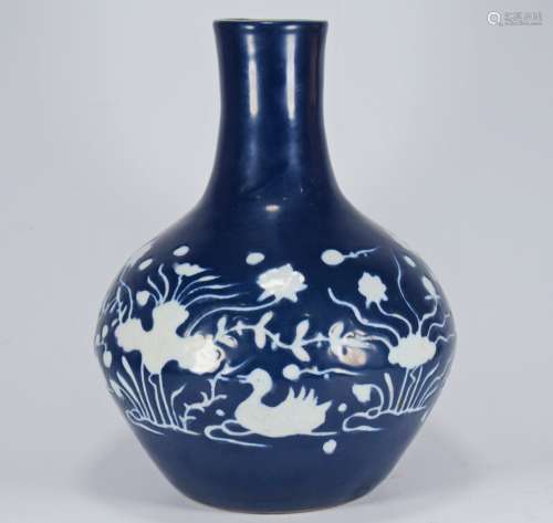 回流霁霁蓝釉蒲白雕刻鸳鸯戏水纹天球瓶