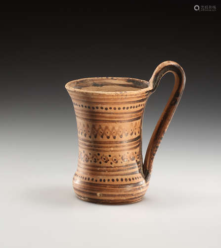 AN ATTIC ONE-HANDLED GEOMETRIC CUP  一个阁楼式单柄几何杯