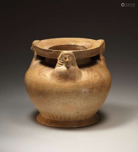 A CORINTHIAN POTTERY PYXIS WITH FEMALE PROTOMES  一个带有雌性...