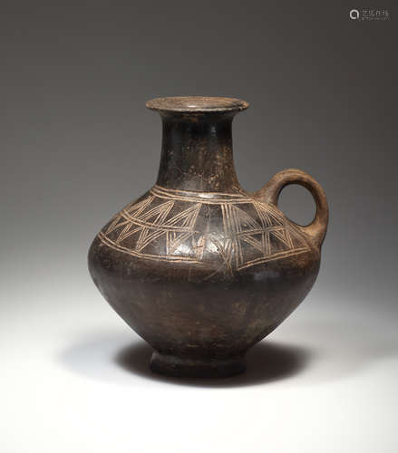 AN ETRUSCAN IMPASTO JUG  一个埃特鲁里亚浮雕壶