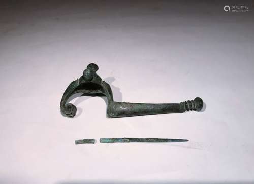 AN ITALIC BRONZE BOW FIBULA WITH SPHERES  带球体的意大利青铜...