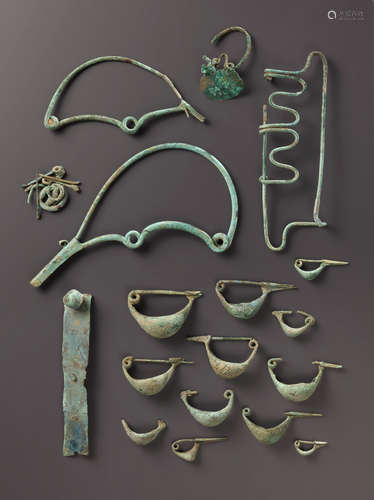 AN ETRUSCAN GROUP OF BRONZE FIBULAE  一组埃特鲁里亚青铜腓骨