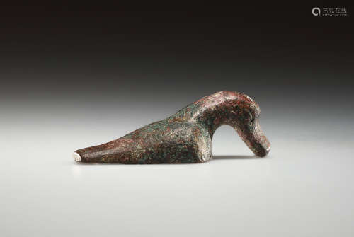 AN ETRUSCAN BRONZE DUCK-SHAPED APPLIQUE  伊特鲁里亚青铜鸭形贴...