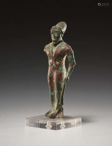 AN ETRUSCAN BRONZE STATUETTE OF A KORE WITH CLOAK  一个埃特鲁...