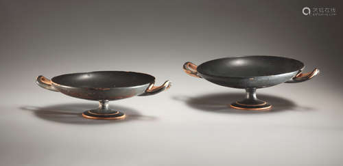 PAIR OF GREEK BLACK-GLAZED CUPS  一对希腊黑釉杯