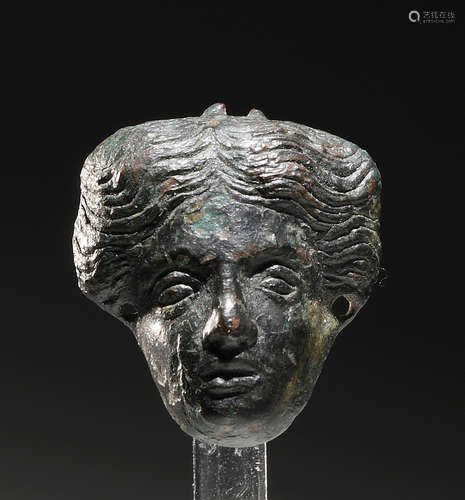 A GREEK BRONZE APPLIQUE WITH FACE OF A WOMAN 一个希腊青铜女人...