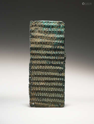 AN ETRUSCAN BRONZE GRATER  一个埃特鲁里亚青铜碾磨器