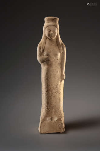 A WESTERN GREEK TERRACOTTA STATUETTE OF A STANDING GODDESS  ...