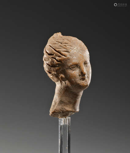 A WESTERN GREEK TERRACOTTA HEAD OF A WOMAN 一个西希腊妇女头像...