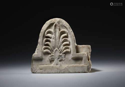 A GREEK MARBLE ARCHITECTURAL FRAGMENT FROM A SARCOPHAGUS  一...