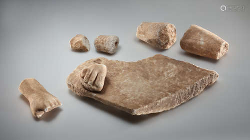 LOT OF 7 FRAGMENTS OF A ROMAN MARBLE STATUETTE 7 块罗马大理石...