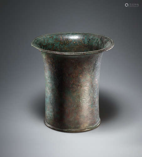 A LARGE GREEK BRONZE SITULA WITH EGG AND DART PATTERN  一个带...