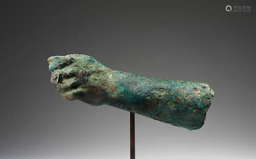 AN EASTERN ROMAN BRONZE ARM OF A STATUETTE  一个东罗马青铜雕...