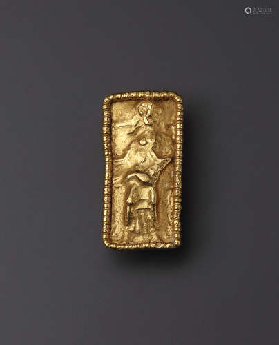 A ROMAN GOLD PLAQUE WITH KOUROTROPHOS  一块罗马金牌，上面刻有...